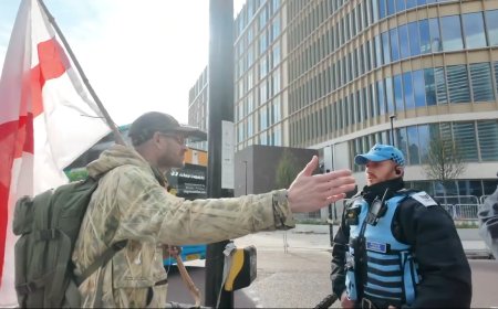 Police Surround Man and Tell Him He Can't Fly an England Flag 🏴󠁧󠁢󠁥󠁮󠁧󠁿
